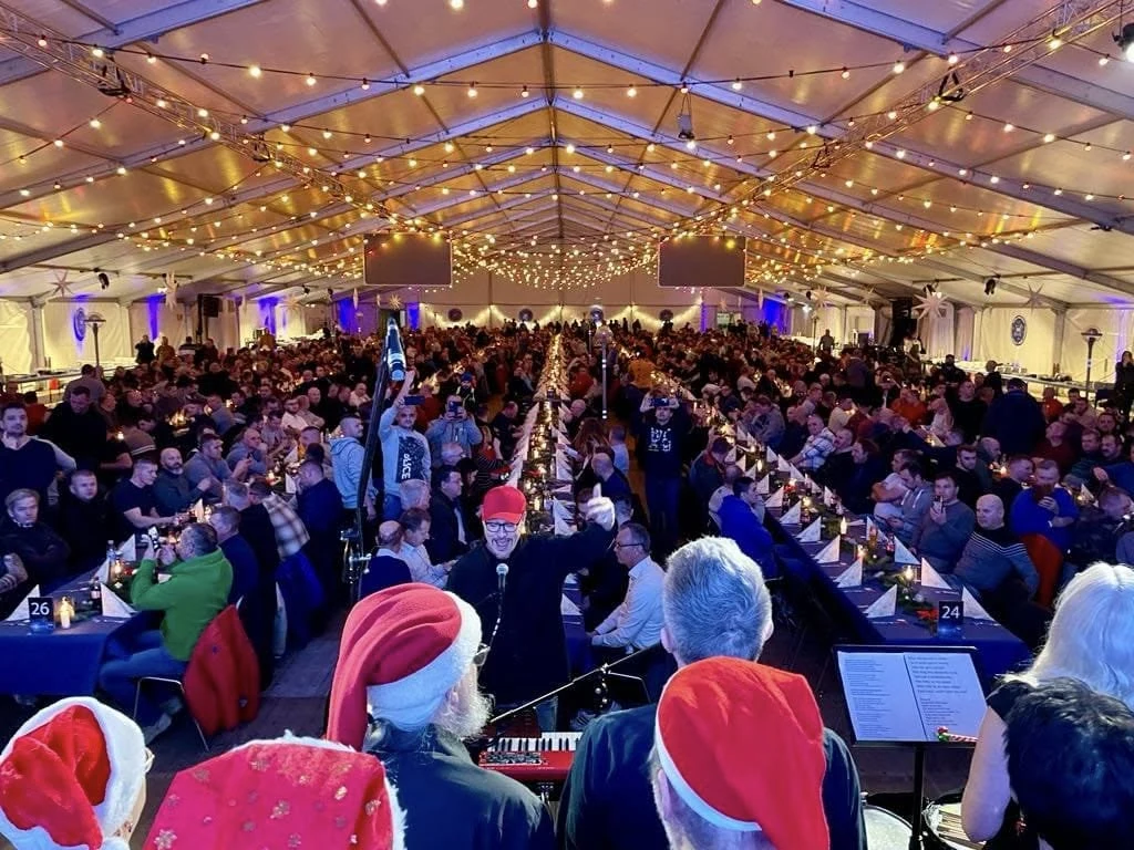 Fyldt festtelt set fra scenen