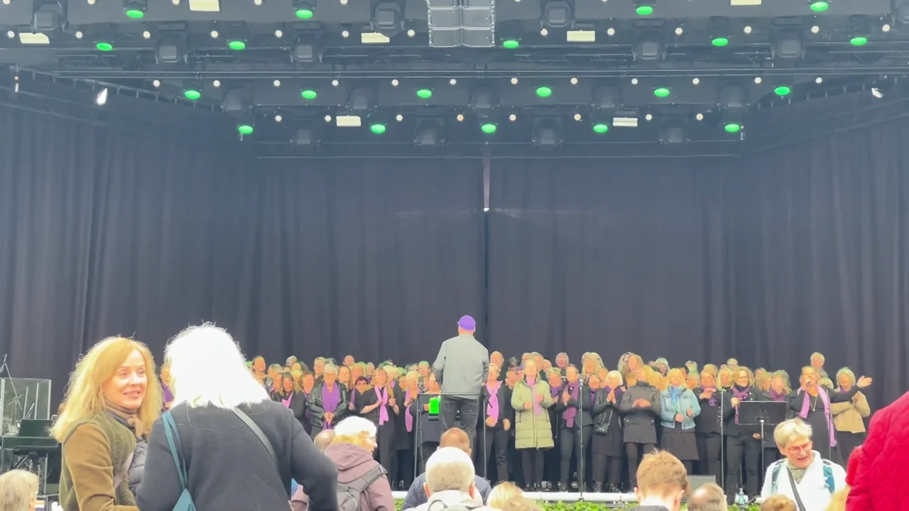 The Rythm Companys gospelkor synger på scenen