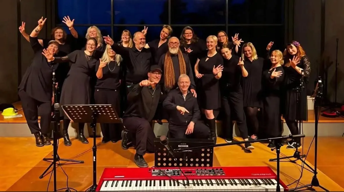 Gospelkoret jubler samlet på scenen efter koncerten